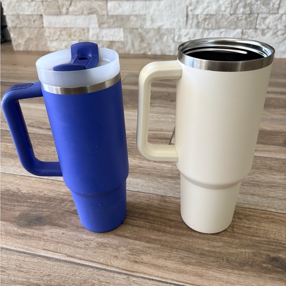 Stanley Iris Blue Water Bottle 30oz & Stanley Cream 40oz bundle of 2 - Picture 7 of 12